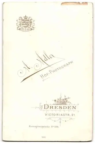 Fotografie A. Adler, Dresden, Victoria-Str. 21, Drei Kinder in weisser Kleidung mit Blumenarrangement