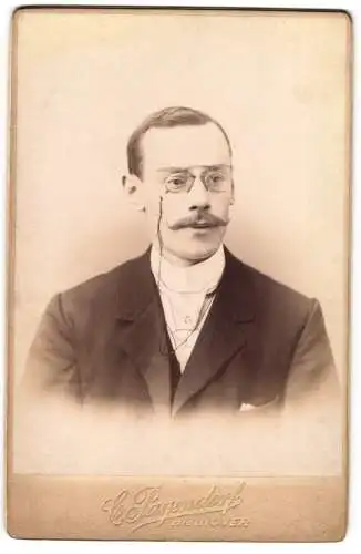 Fotografie C. Pagendorf, Hannover, Georgstr. 17, Portrait eines Herrn mit Zwicker und Schnurrbart