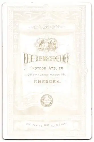 Fotografie Eich Riemschneider, Dresden, Pragerstrasse 38, Elegante Dame in viktorianischer Kleidung.