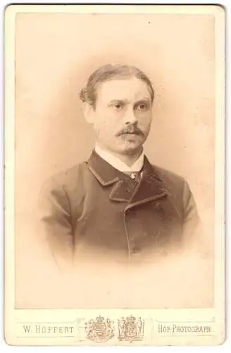 Fotografie W. Höffert, Dresden, Seestr. 10, Portrait eines Mannes mit Schnurrbart.