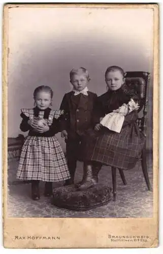 Fotografie Max Hoffmann, Braunschweig, Hutfiltern 8, Drei Kinder in Sonntagskleidung.