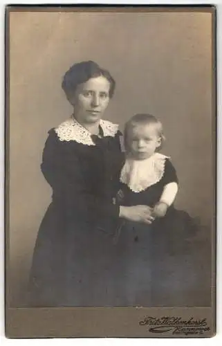 Fotografie Fritz Walkenkhorst, Hannover, Goetheplatz 1, Mutter mit Kleinkind auf dem Schoss