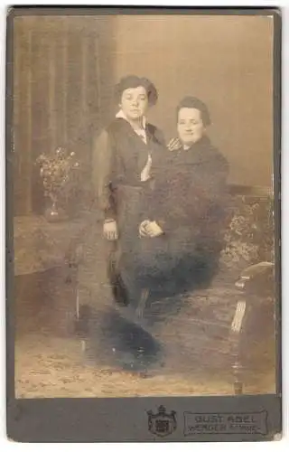 Fotografie Gust. Abel, Werder a / Havel, Zwei Frauen in einem Studio mit Blumenvase