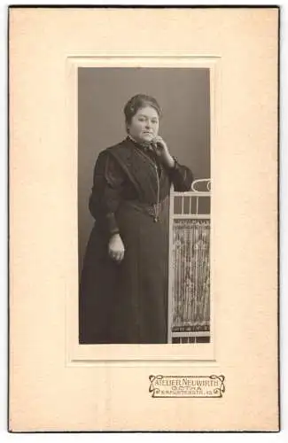 Fotografie Neuwirth, Gotha, Erfurterstr. 15, Elegante Dame in schwarzem Kleid