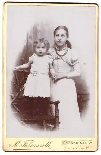 Fotografie M. Fickenwirth, Zwickau, Marienstrasse 12, Zwei junge Mädchen in feierlicher Kleidung