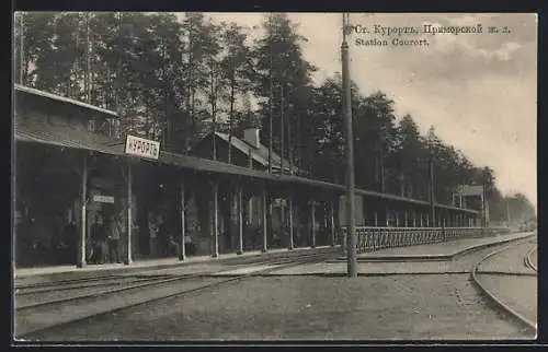 AK Kurort, Bahnhof der primorskoi schelesnaja doroga mit Gleisen und Wald im Hintergrund