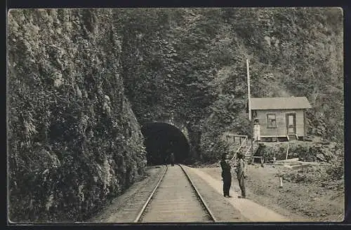 AK Batumi, Eisenbahntunnel mit Wärterhaus und Personen