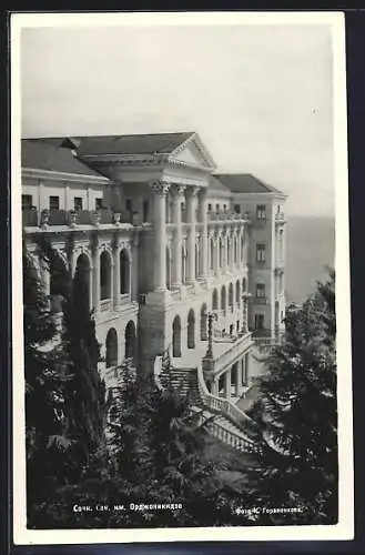 AK Sotschi, Sanatorium Ordzhonikidze mit Säulengang und Treppenanlage