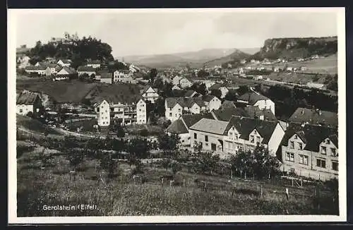 AK Gerolstein /Eifel, Totalansicht von einen Berg aus