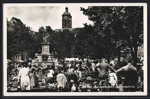 AK Schweinfurt, Treiben auf dem Marktplatz am Denkmal