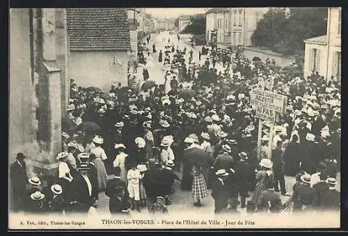 AK Thaon-les-Vosges, Place de l`Hotel de Ville-Jour de Fete