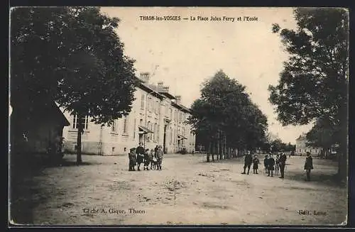 AK Thaon-les-Vosges, La Place Jules-Ferry et l`Ècole