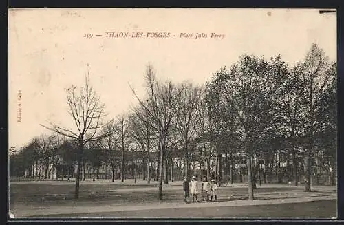 AK Thaon-les-Vosges, Place Jules-Ferry