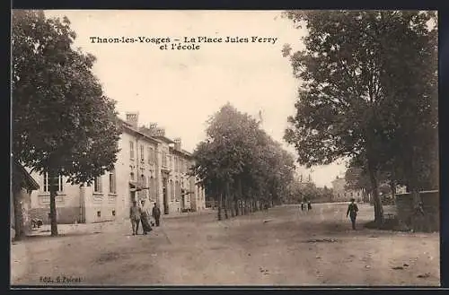 AK Thaon-les-Vosges, La Place Jules Ferry et l`Ecole