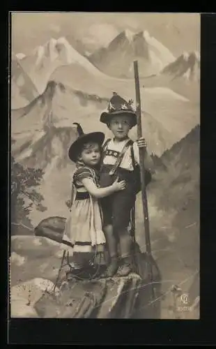 AK Zwei Kinder beim Bergsteigen