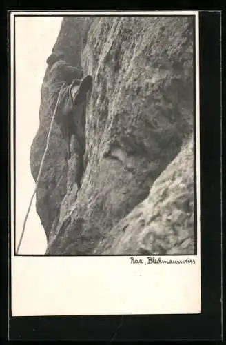 AK Mann beim Bergsteigen an einer steilen Felswand