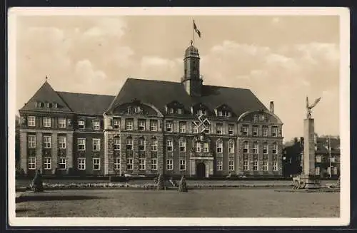 AK Saarbrücken, Landgericht mit Denkmal des Inf. Regts. No. 70