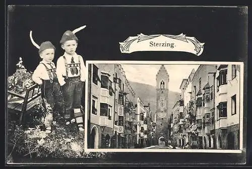 AK Sterzing, Ortsansicht, zwei Buben in Trachtenkleidung mit Lederhosen