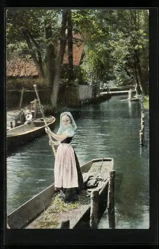 AK Gruss aus dem Spreewald, Mädchen im Trachtenwald in einer Gondel