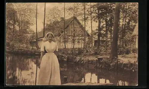 AK Schöne Spreewälderin im Trachtenkleid am Wasser stehend