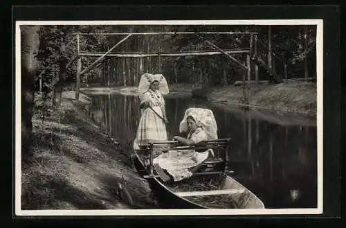 AK Spreewald, Frauen sitzen in einer Gondel in Spreewälder Tracht