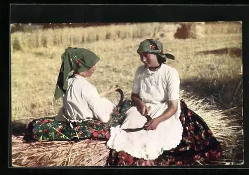 AK Kom. Nograd, Gute Ernte, zwei ungarische Bäuerinnen auf dem Feld sitzend