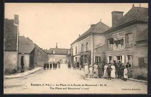 AK Rouziers /Indre-et-Loire, La Place et la Route de Beaumont