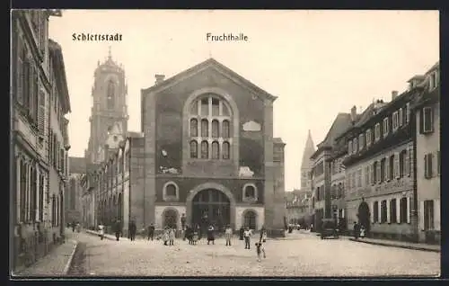 AK Schlettstadt, Passanten vor der Fruchthalle