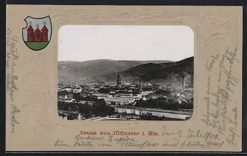 Passepartout-AK Münster i. Els., Totalansicht mit Bergpanorama, geprägtes Wappen u. Ornamente