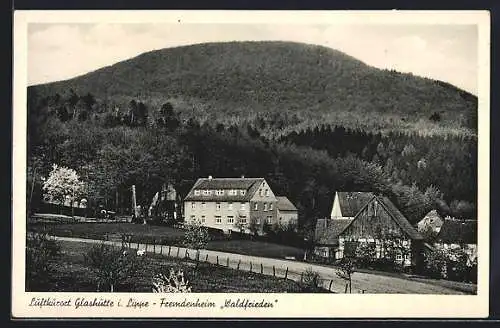 AK Glashütte /Lippe, Fremdenheim Waldfrieden F. Null mit Strasse und Bergblick