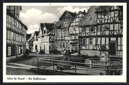 AK Helsa bei Kassel, Am Dorfbrunnen, mit Gasthaus