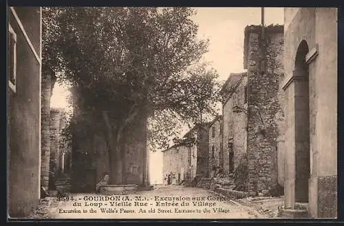 AK Gourdon, vieille rue, entrée du village