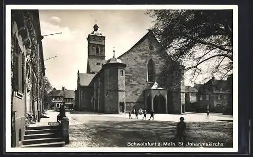 AK Schweinfurt a. M., St. Johanniskirche mit Passanten