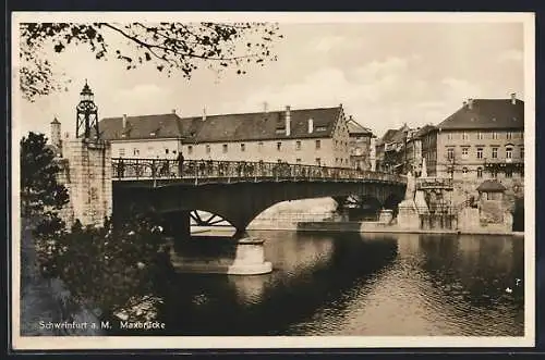 AK Schweinfurt, Maxbrücke mit Passanten