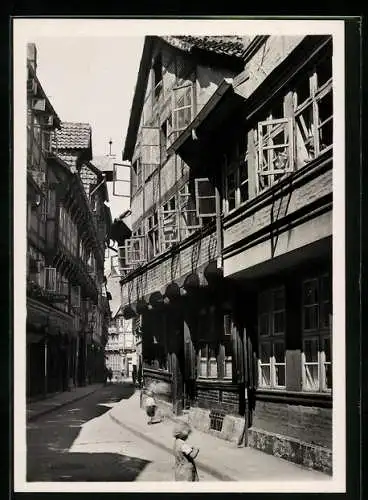 Foto-AK Deutscher Kunstverlag, Nr. 42: Braunschweig, Meinhardshof, Kleinbürgerstrasse des 15. Jahrhunderts