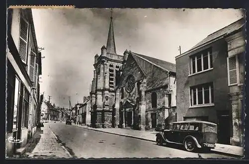 AK La Ferté-Milon, L`Eglise, une Rue, une voiture