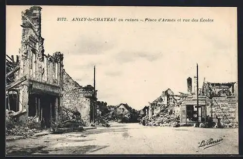 AK Anizy-le-Chateau, Place d`Armes et rue des Ecoles