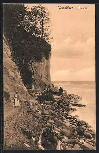 AK Warnicken, Wanderer am Strand