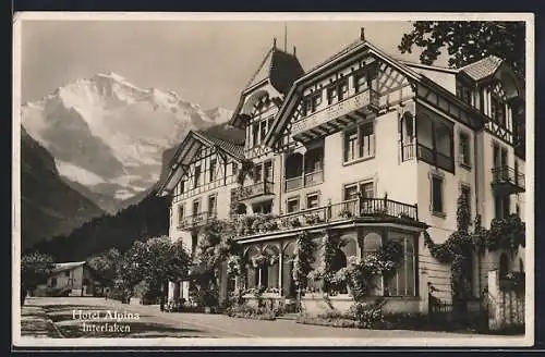 AK Interlaken, Hotel Alpina mit Gebirgspanorama