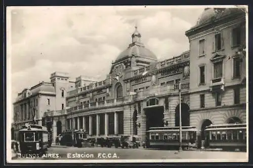 AK Buenos Aires, Estación F.C.C.A., Strassenbahnen vor dem Bahnhof