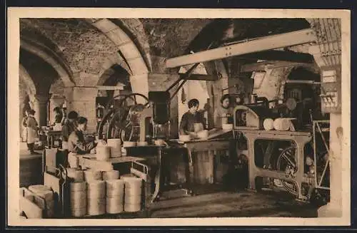 AK Roquefort, Cave Carrière, Atelier de Piquage, Brossage, Käse