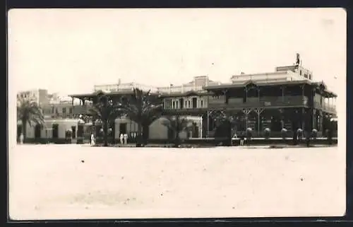 Foto-AK Port Said, Palmen vor dem Bahnhof