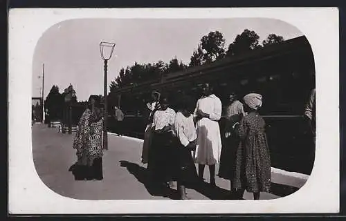 AK Newcastle, Bahnhof, Afrikaner auf dem Bahnsteig