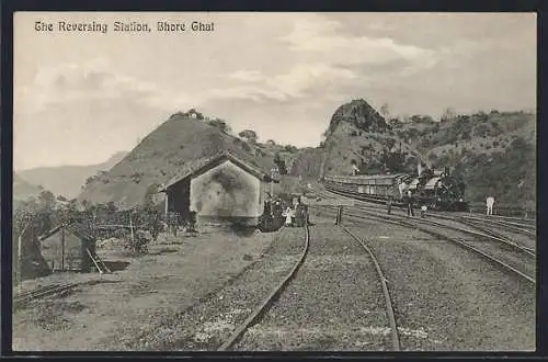 AK Bhore Ghat, The Reversing Station, Bahnhof mit einfahrendem Zug