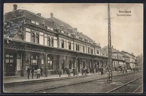 AK Szolnok, Vasutallomas, Bahnhof von der Gleisseite betrachtet