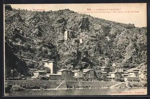 AK Larroque-Penchot /Aveyron, Le Village et le vieux Chateau, en haut, le Cimetière