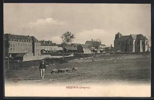 AK Réquista /Aveyron, Teilansicht mit Kirche und weidenden Schafen