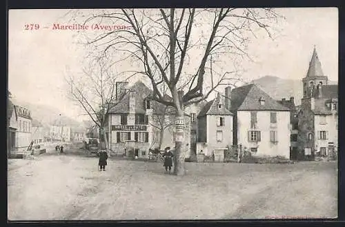 AK Marcillac /Aveyron, Platzpartie im Herbst mit einem Hotel