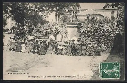 AK Le Nayrac, La Procession du dimanche