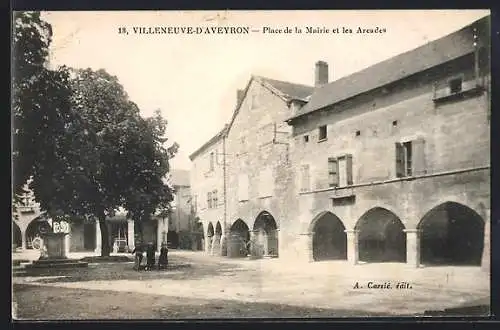 AK Villeneuve-d`Aveyron, Place de la Mairie et les Arcades